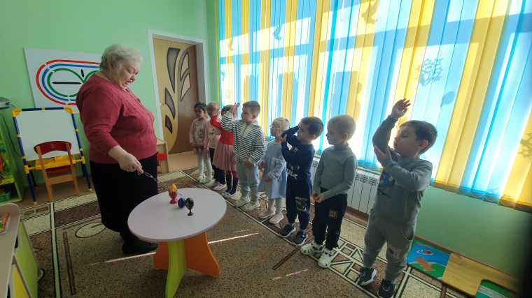 Украшение пасхальных яиц.